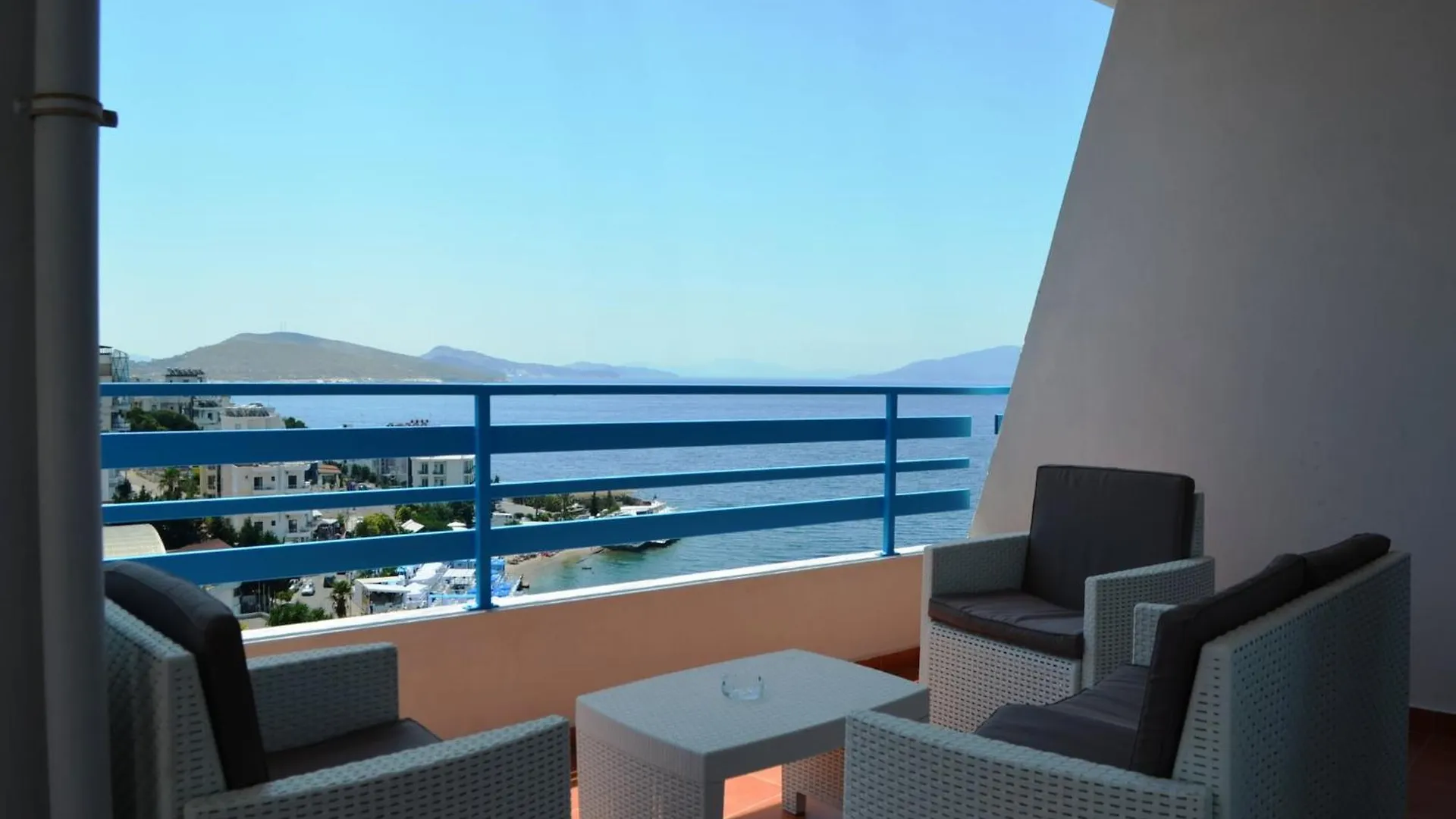 Stylish Saranda Apartment With Balcony & Wi-Fi